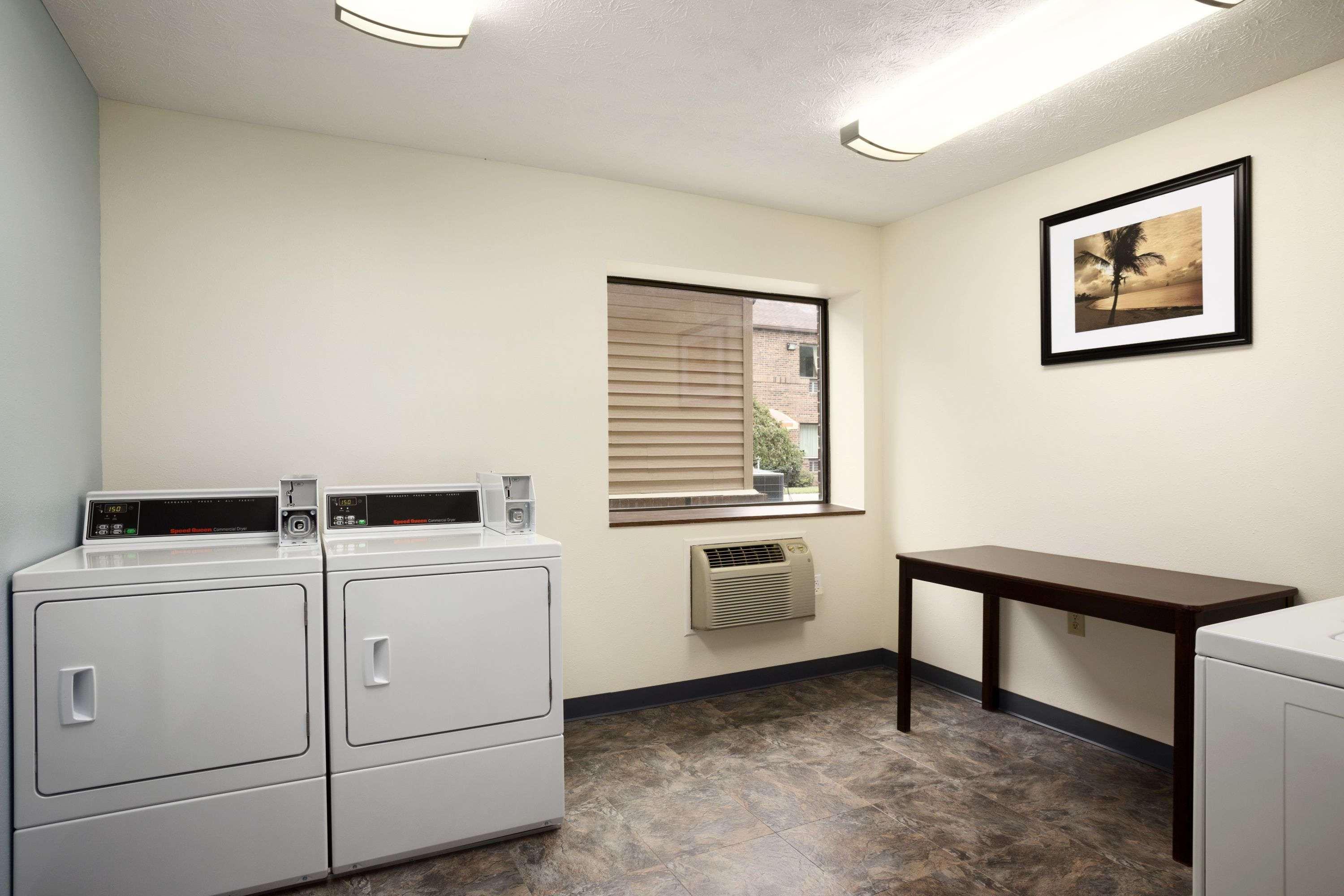 Days Inn By Wyndham Middletown Bagian luar foto