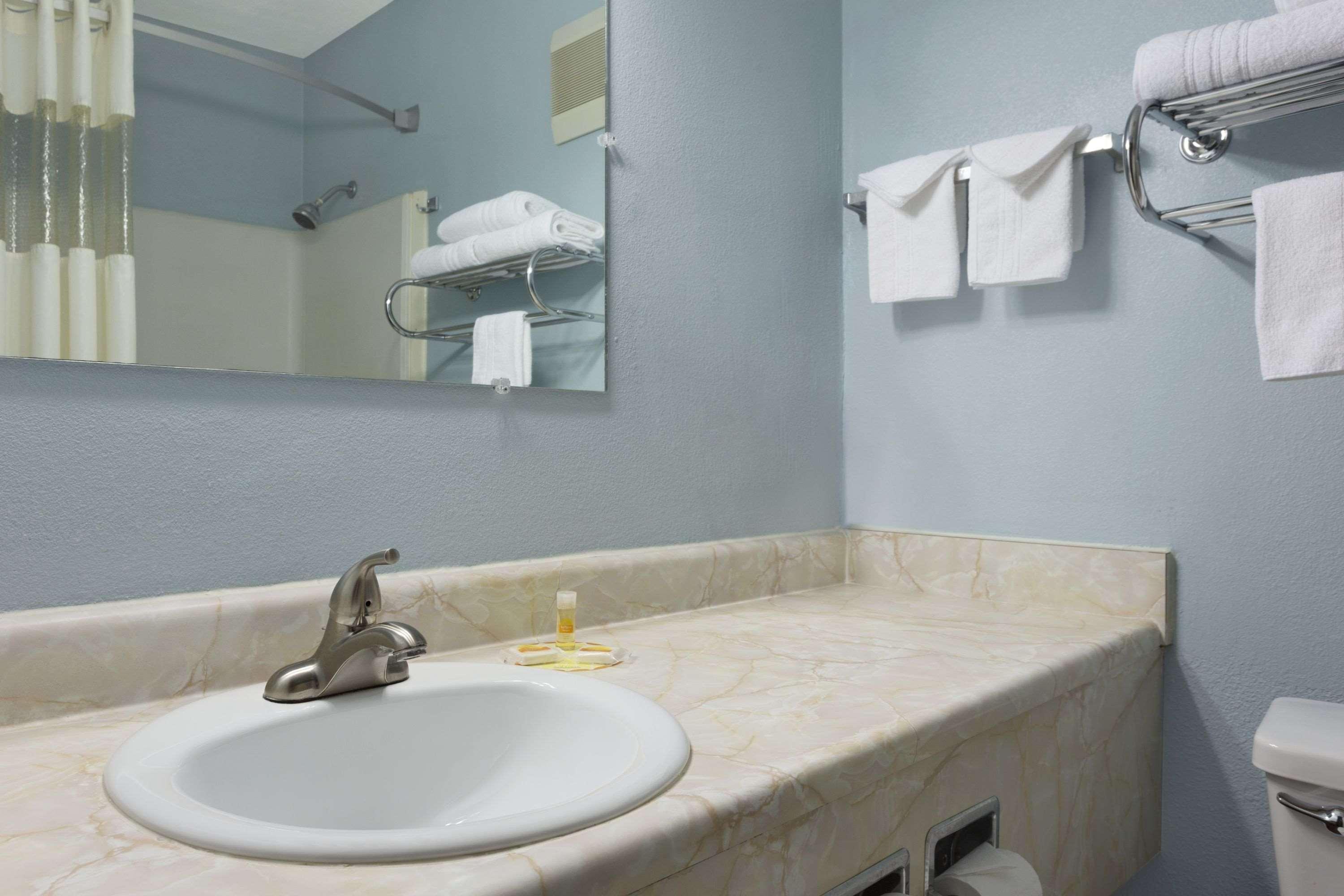 Days Inn By Wyndham Middletown Bagian luar foto